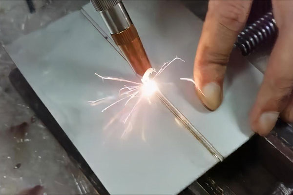 手持式激光焊接機與傳統(tǒng)焊接機比有什么優(yōu)勢？